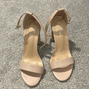 Adorable pumps. Only worn a couple of times